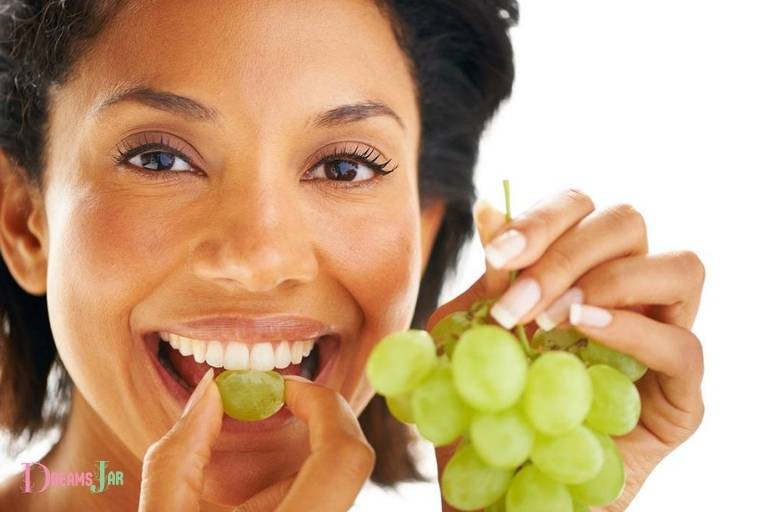 eating green grapes dream meaning