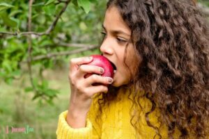 eating red apple dream meaning